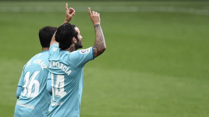 Rubén García celebra uno de los goles de Osasuna.