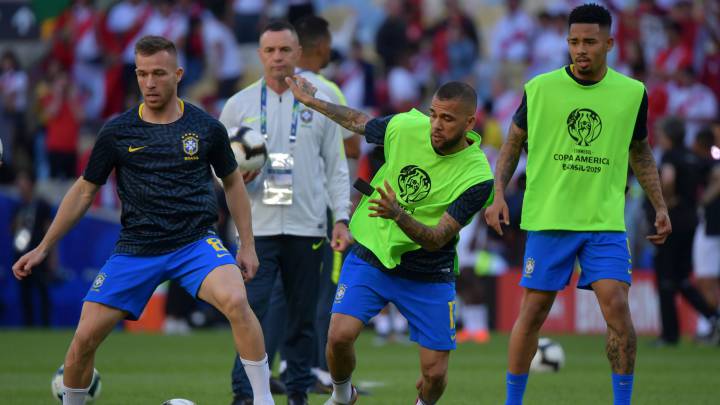 Arthur, Dani Alves y Gabriel Jesús