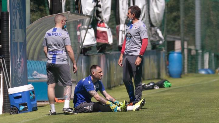 Dani Giménez con el doctor Lariño tras retirarse del entrenamiento del Deportivo.