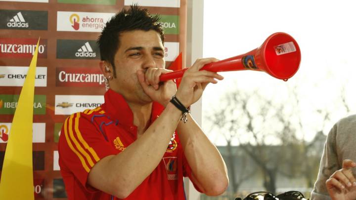 David Villa probó a hacer sonar la dichosa vuvuzela durante al entrevista que le hicieron aquel 5 de julio en el set de Mediaset.