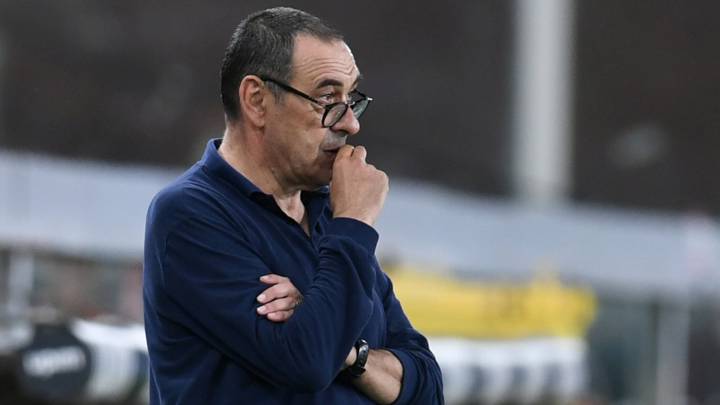 Soccer Football - Serie A - Genoa v Juventus - Stadio Comunale Luigi Ferraris, Genoa, Italy - June 30, 2020 Juventus coach Maurizio Sarri reacts, as play resumes behind closed doors following the outbreak of the coronavirus disease (COVID-19) REUTERS/Jennifer Lorenzini