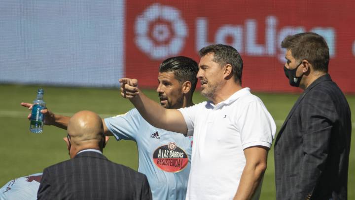 Óscar García conversa con Nolito durante una pausa del partido entre el Celta y el Betis.
