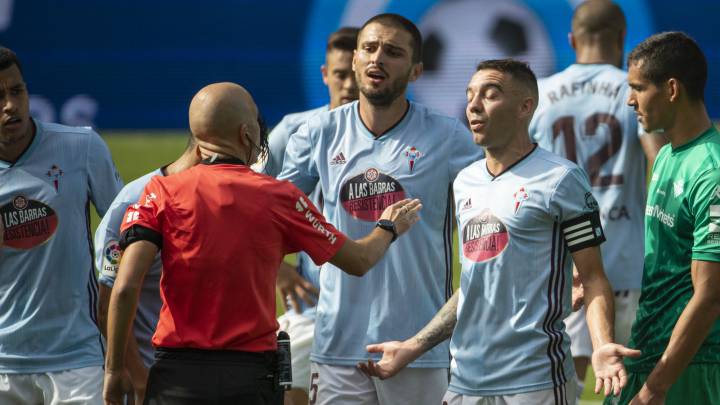 Los jugadores del Celta protestan al colegiado en el partido ante el Betis.
