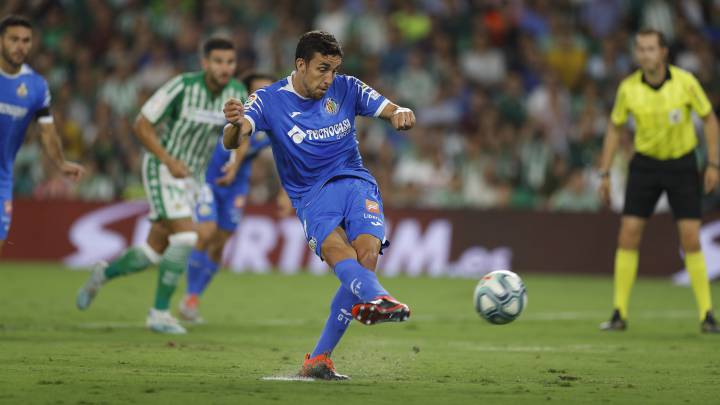 Jaime Mata lanza un penalti en el Betis-Getafe de la 4ª jornada de LaLiga Santander 2019-2020.