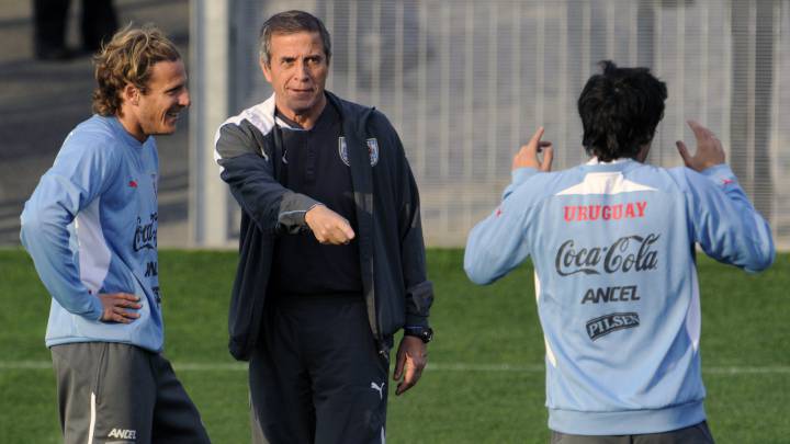 Óscar Tabárez junto a Forlán en un entrenamiento con Uruguay.