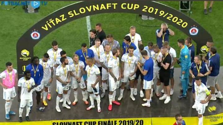 Los jugadores del Slovan celebran el título