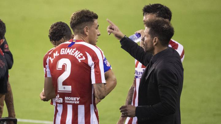 Simeone da indicaciones a Giménez en el Celta-Atlético.