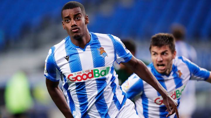 Isak celebra un gol con la Real.