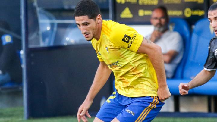 Bodiger, del Cádiz, con la pelota controlada.