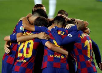 El Barcelona persigue al Madrid y desciende al Espanyol