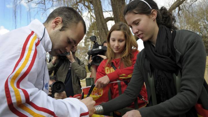 Andrés Iniesta firma autógrafos en Sudáfrica sólo 48 horas antes de la final contra Holanda en la que el jugador manchego resultaría determinante.