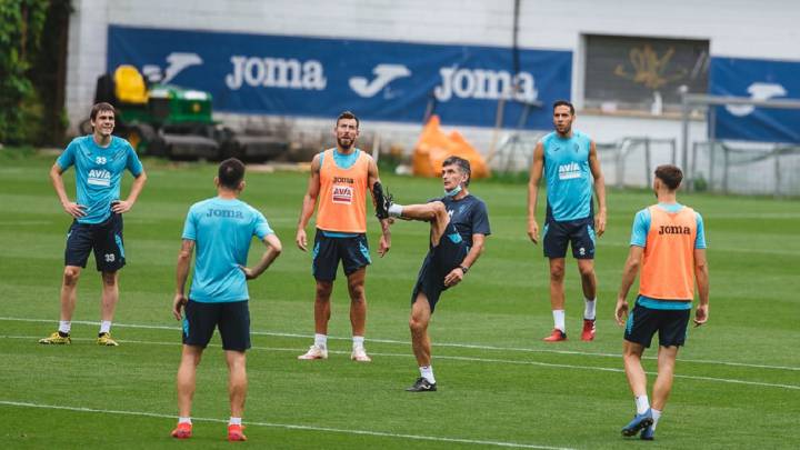 Mendilibar golpea el balón en una sesión de esta semana.