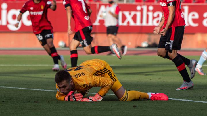 Rubén Blanco, en el suelo, tras encajar un gol contra el Mallorca en el terreno de juego del equipo balear.