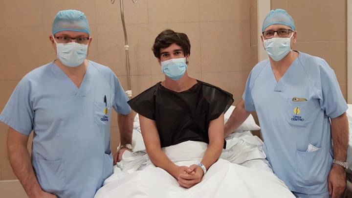 Pozo, junto a los doctores Manuel Leyes e Iñaki Urquidi.