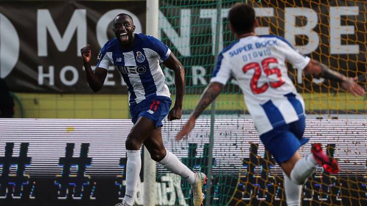 Marega celebra un gol abriendo la boca con Otavio