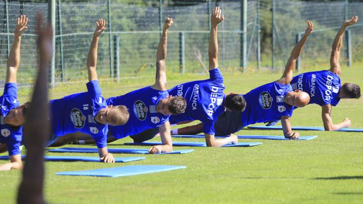 Varios jugadores del Deportivo, en el último entrenamiento antes del partido contra el Extremadura.