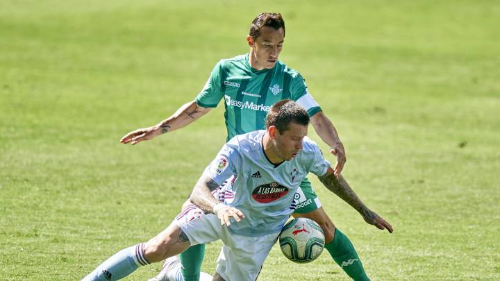 Fedor Smolov se cae ante la presencia del jugador mexicano Andrés Guardado.