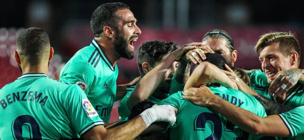 Los jugadores del Real Madrid felicitan a Mendy por su gol.