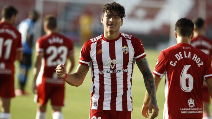 Un jugador del Almería celebra un gol