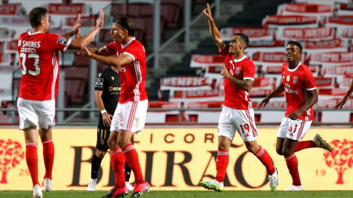 Los jugadores del Benfica tras encajar un gol