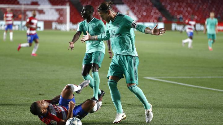 Sergio Ramos ante Machis en el suelo