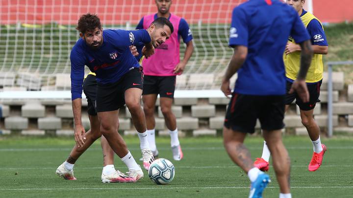Diego Costa y Vitolo pelean un balón en el entrenamiento del Atlético.