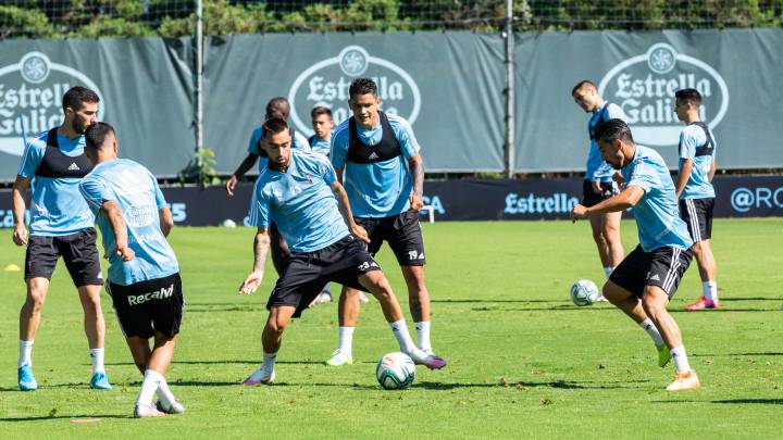 Brais Méndez participa en un rondo durante un entrenamiento del Celta junto a Nolito y Toro Fernández.