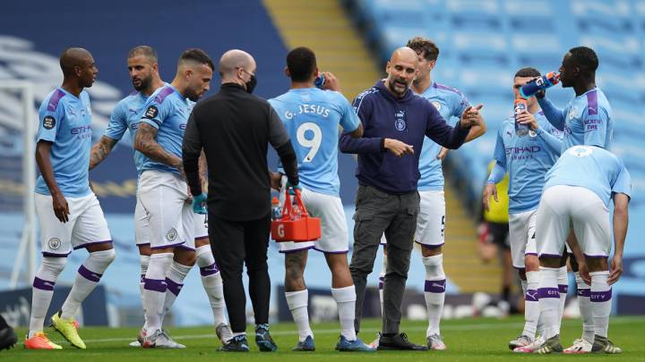 Guardiola da instrucciones a sus jugadores durante una pausa de hidratación.