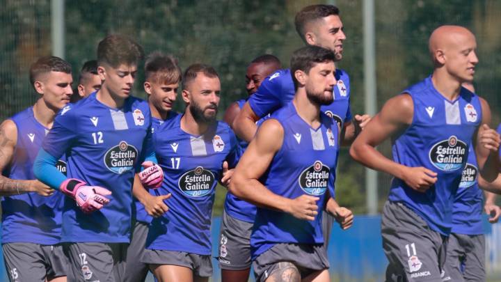 Çolak junto a sus compañeros en el entrenamiento del Deportivo de este jueves.