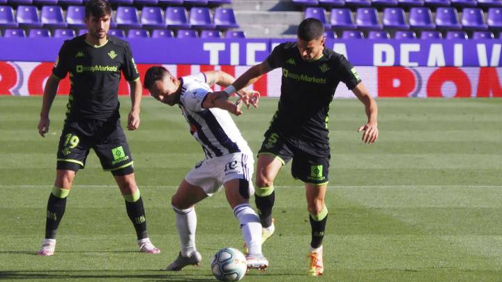 Los jugadores del Betis Marc Bartra y Sergio Canales valoraron la mala temporada que el equipo verdiblanco acabó con una derrota ante el Valladolid.
