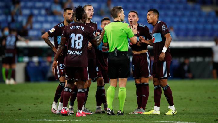 Los jugadores del Celta protestaron el tanto anotado por Embarba que posteriormente fue anulado por el VAR
