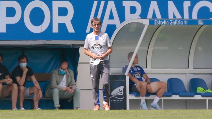 Álex Bergantiños, lesionado, viendo el entrenamiento del Deportivo de este domingo en el banquillo de Abegondo.