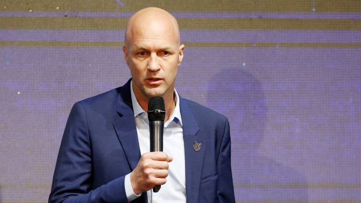 Cruyff y la Federación de Ecuador rescinden contrato sin pagos adicionales.
