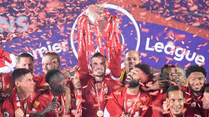 Jordan Henderson levantando el trofeo de campeones de la Premier League.