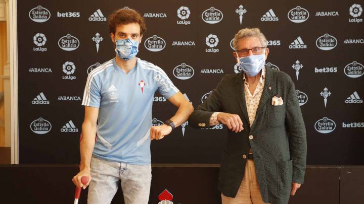 Sergio Álvarez y Carlos Mouriño posan tras firmar la renovación del contrato del portero
