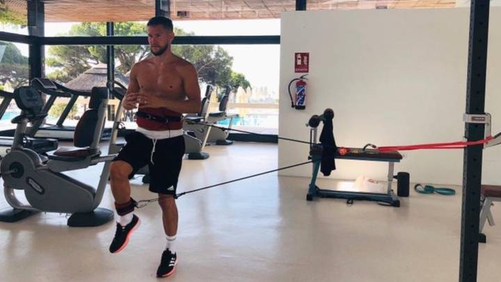 El portero checo del Sevilla Tomas Vaclik se ha quedado sin vacaciones y ha seguido trabajando para llegar a tiempo de jugar la Europa League.