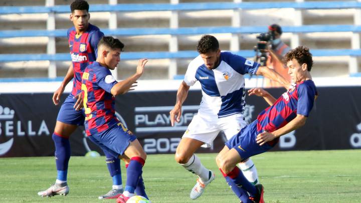 El bloque arlequinado consigue el ascenso a LaLiga SmartBank tras remontar ante al Barça B. Aleix y Néstor dejaron en nada el tanto de Monchu. Araujo acabó lesionado.