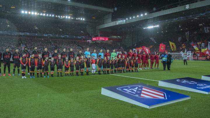 Los jugadores del Liverpool y del Atlético, antes de su duelo en Anfield.