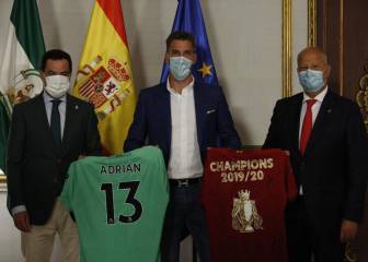 La Junta recibe a Adrián tras ganar la Premier en Liverpool