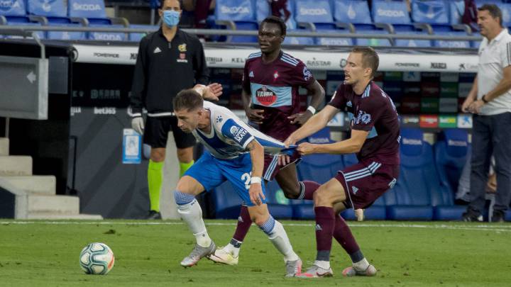 Filip Bradaric agarra a Adrián Embarba, delante de Pione Sisto, durante el partido entre el Espanyol y el Celta.