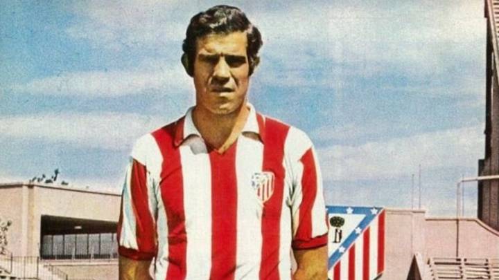 Luis Aragonés con la camiseta del Atlético