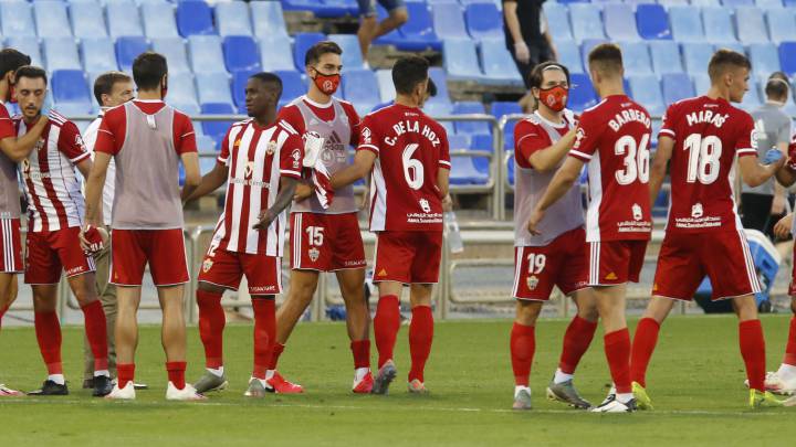 Los jugadores del Almería, durante un partido frente al Zaragoza.
