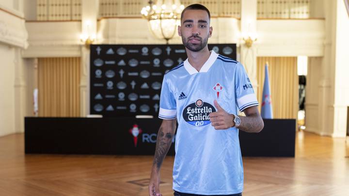 Brais Méndez posa con la nueva camiseta del Celta tras firmar su contrato de renovación