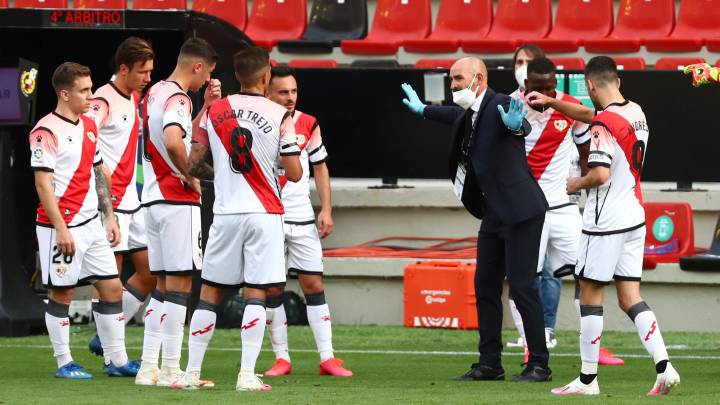 Paco Jémez, junto a sus jugadores.