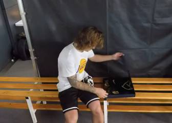 Muchos le ven fuera, pero la cara de Griezmann al ver la nueva camiseta lo dice todo