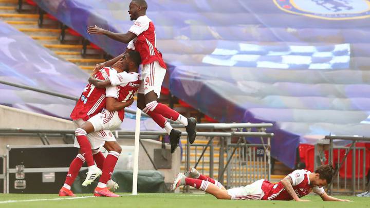 LONDON, ENGLAND - AUGUST 01: Pierre-Emerick Aubameyang of Arsenal celebrates with teammates Ainsley Maitland-Niles, Dani Ceballos, and Nicolas Pepe after scoring his team's second goal during the FA Cup Final match between Arsenal and Chelsea at Wembley Stadium on August 01, 2020 in London, England. Football Stadiums around Europe remain empty due to the Coronavirus Pandemic as Government social distancing laws prohibit fans inside venues resulting in all fixtures being played behind closed doors. (Photo by Marc Atkins/Getty Images)