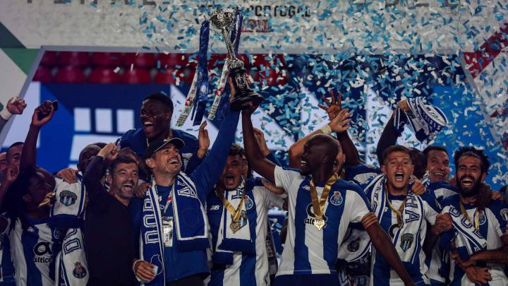 Iker Casillas levanta la Taça con el Oporto.