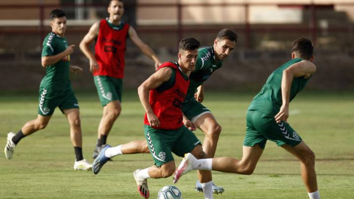 El Elche se somete este lunes a los test, pero seguirá sin entrenar
