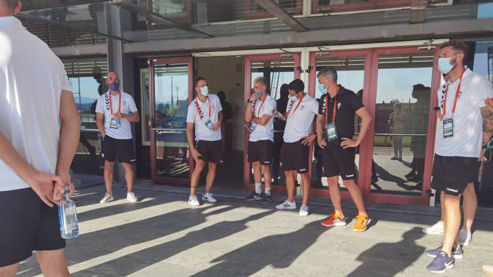 Los jugadores del Alcoyano, en la sede de la Real Federación Española de Fútbol.