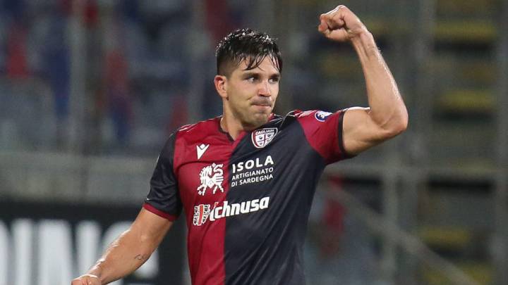 Giovanni Simeone jugando con el Cagliari
